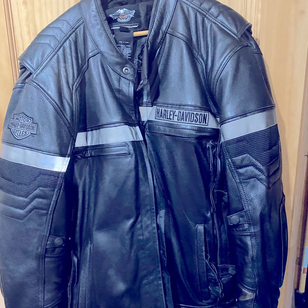 Black leather Harley Davidson motorcycle jacket XXL like new!